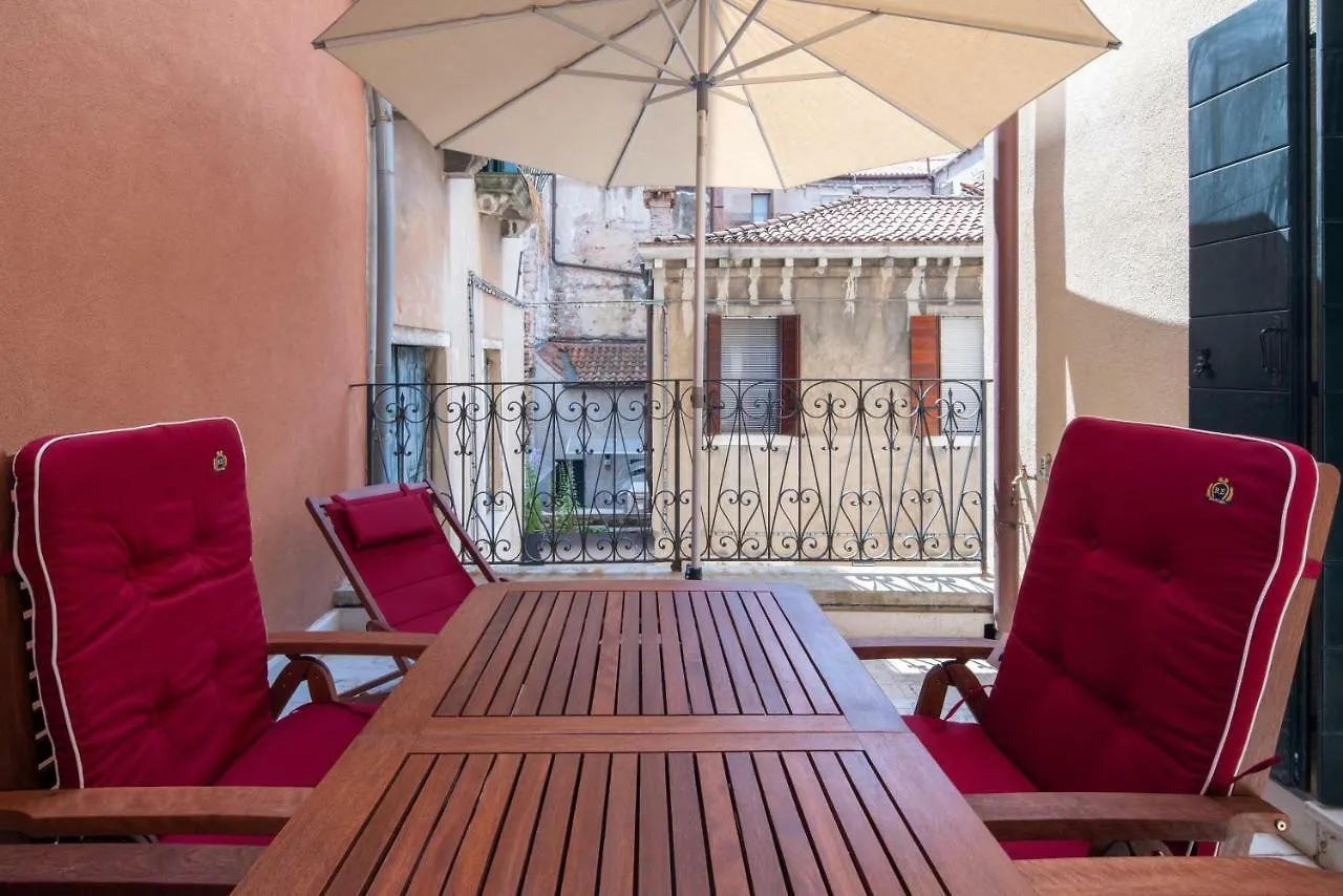 Ve.N.I.Ce Cera Remer Suite location